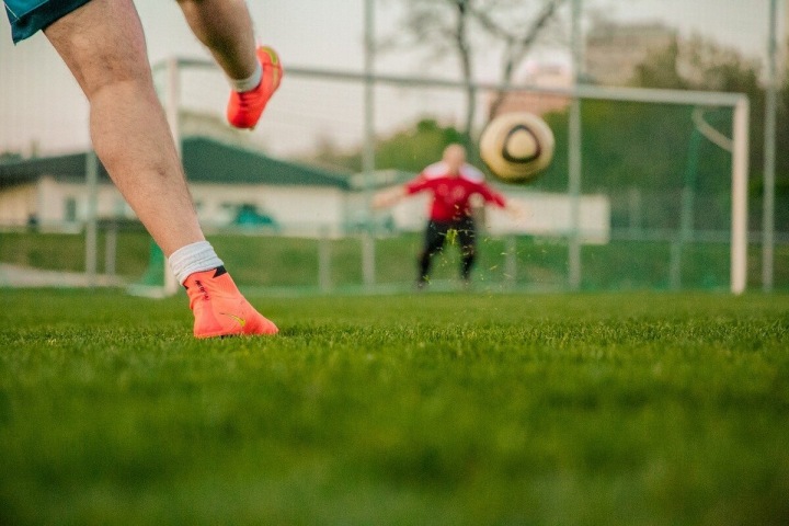 Sportovci na fotbalovém hřišti Sportovci na fotbalovém hřišti