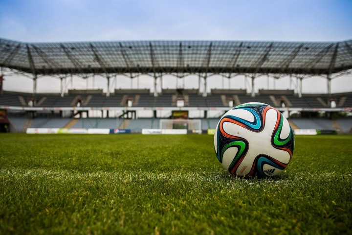 Fotbalový míč na ploše stadionu Fotbalový míč na ploše stadionu