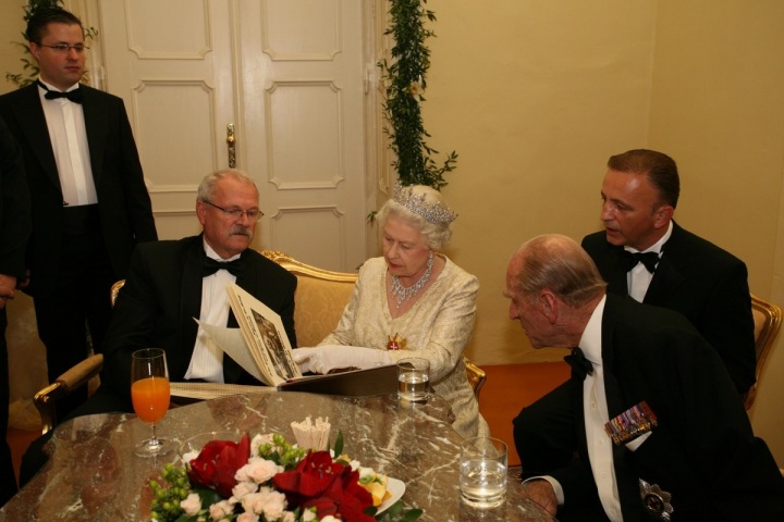 Britská panovnice si prohlíží fotoalbum s lipicánem