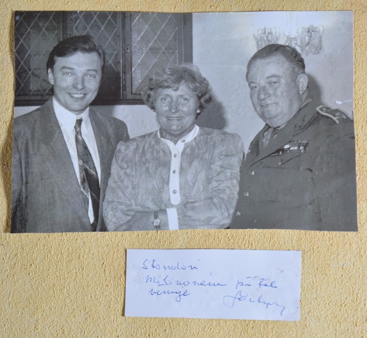 Fotografie na zadním rámu obrazu. Fotografie na zadním rámu obrazu.