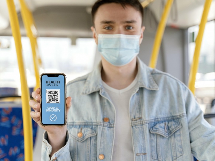 Mug držící telefon s virtuálním zdravotním pasem Mug držící telefon s virtuálním zdravotním pasem