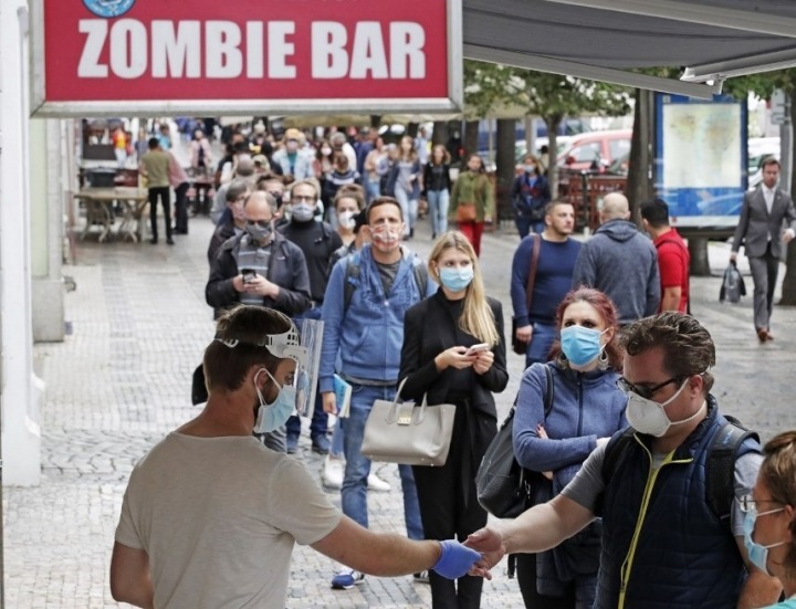 Fronta lidí u odběrového místa na Václavském náměstí. Fronta lidí u odběrového místa na Václavském náměstí.