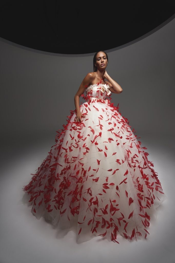 Bílé šaty s pírky Giambattista Valli Fall 2020 Haute Couture Bílé šaty s pírky Giambattista Valli Fall 2020 Haute Couture