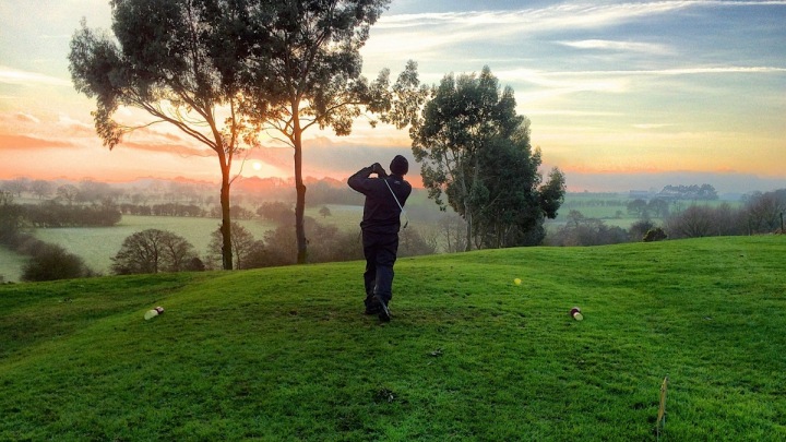 Golfista odpaluje. Golfista odpaluje.