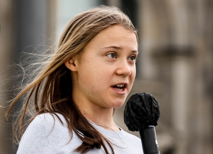 Greta Thunberg tentokrát na pódiu zpívala a tancovala