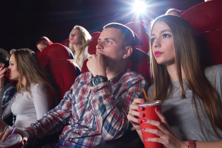 Diváci v kině napjatě sledují film Diváci v kině napjatě sledují film