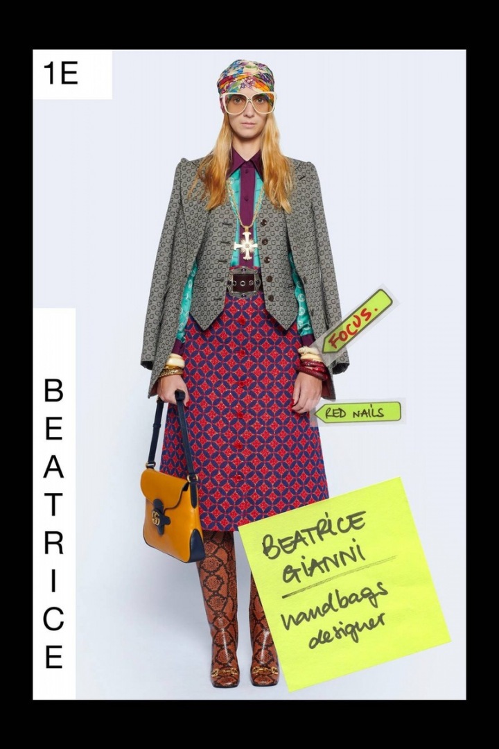 Žena v šedém saku a červené sukni Gucci Resort 2021 Žena v šedém saku a červené sukni Gucci Resort 2021
