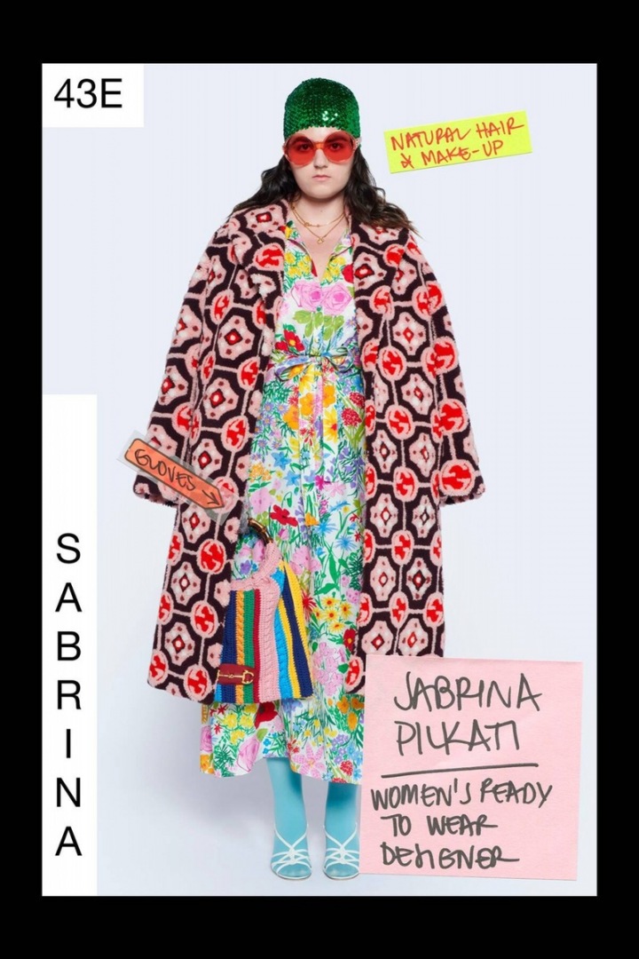 Žena v květinových šatech Gucci Resort 2021