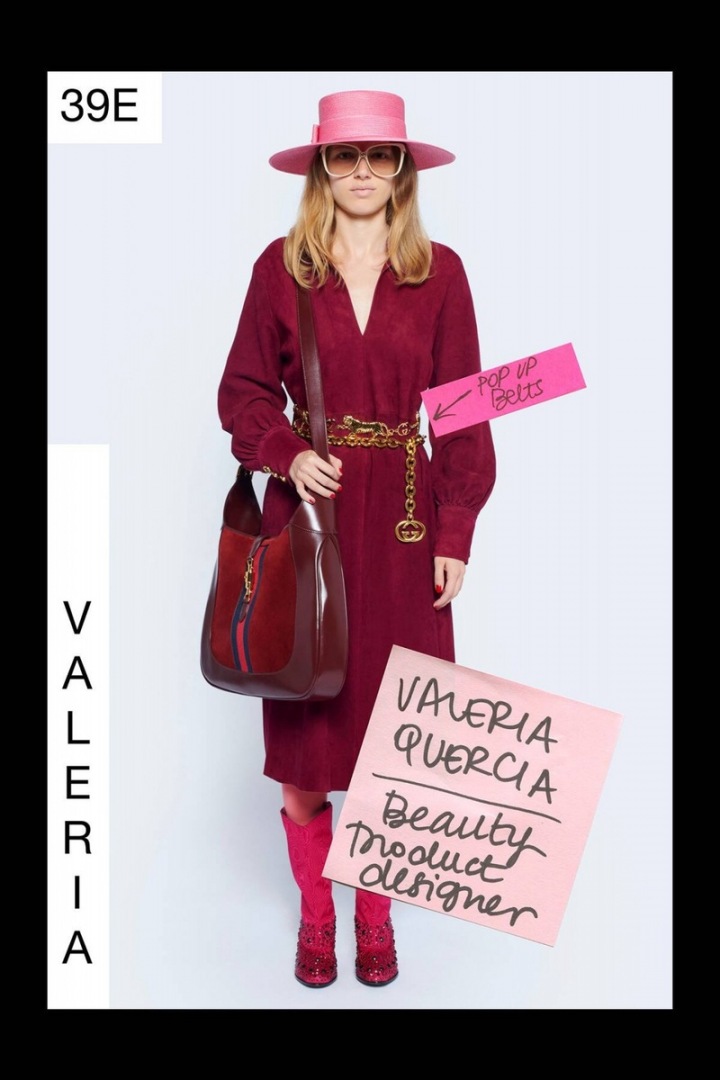 Žena v bordó šatech Gucci Resort 2021 Žena v bordó šatech Gucci Resort 2021