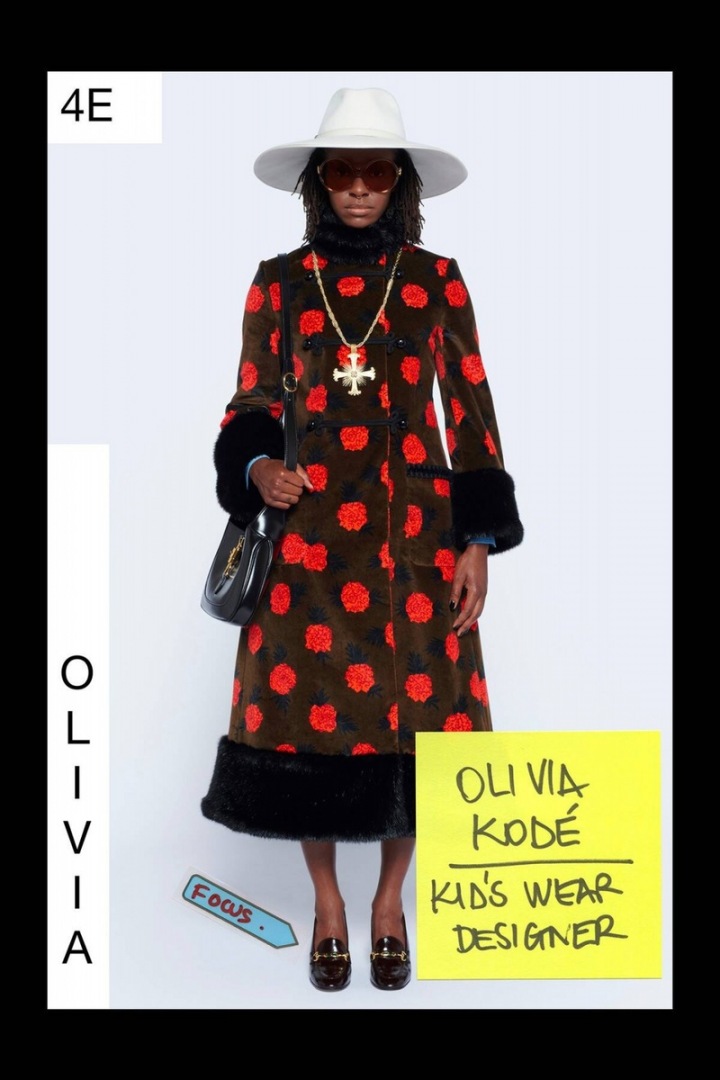 Žena v hnědo-červeném kabátu Gucci Resort 2021 Žena v hnědo-červeném kabátu Gucci Resort 2021