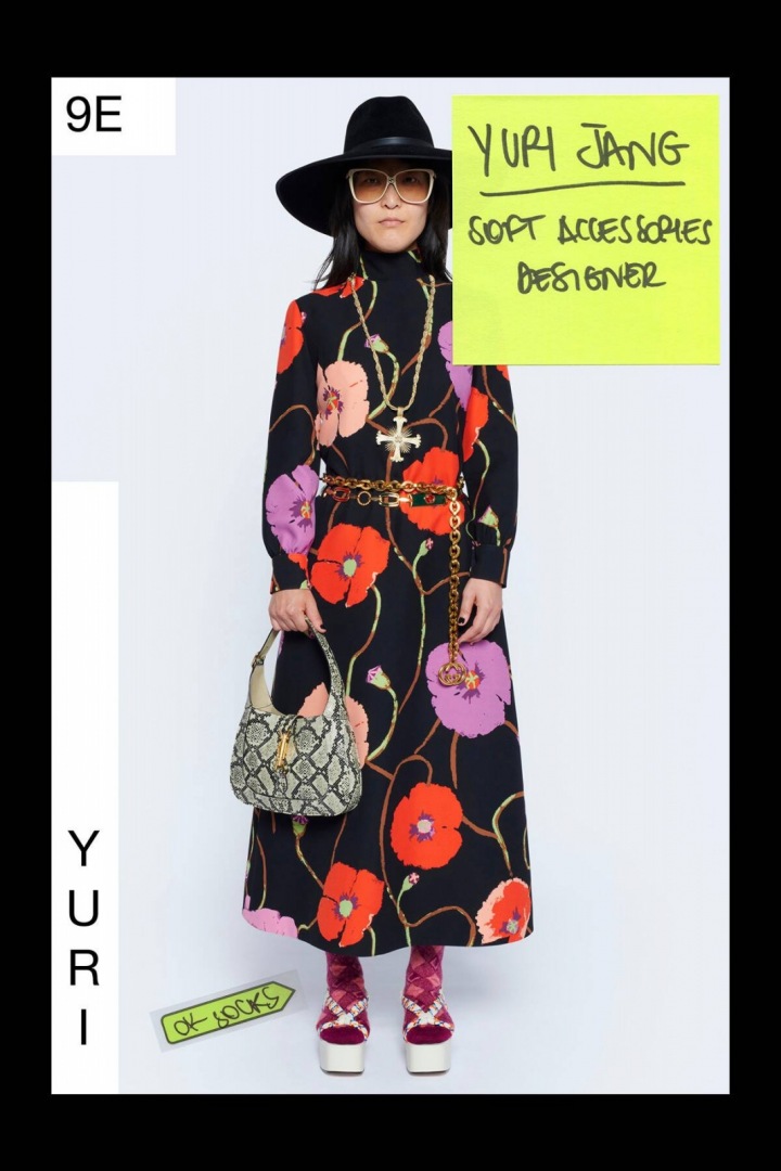 Žena v květinových šatech Gucci Resort 2021
