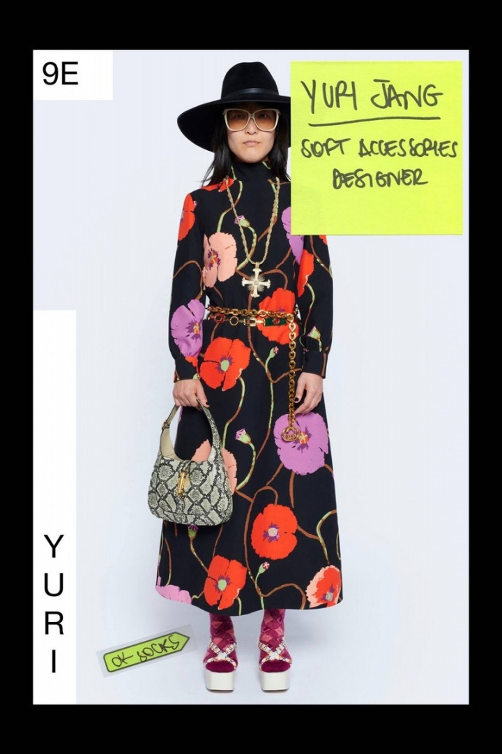 Žena v květinových šatech Gucci Resort 2021 Žena v květinových šatech Gucci Resort 2021