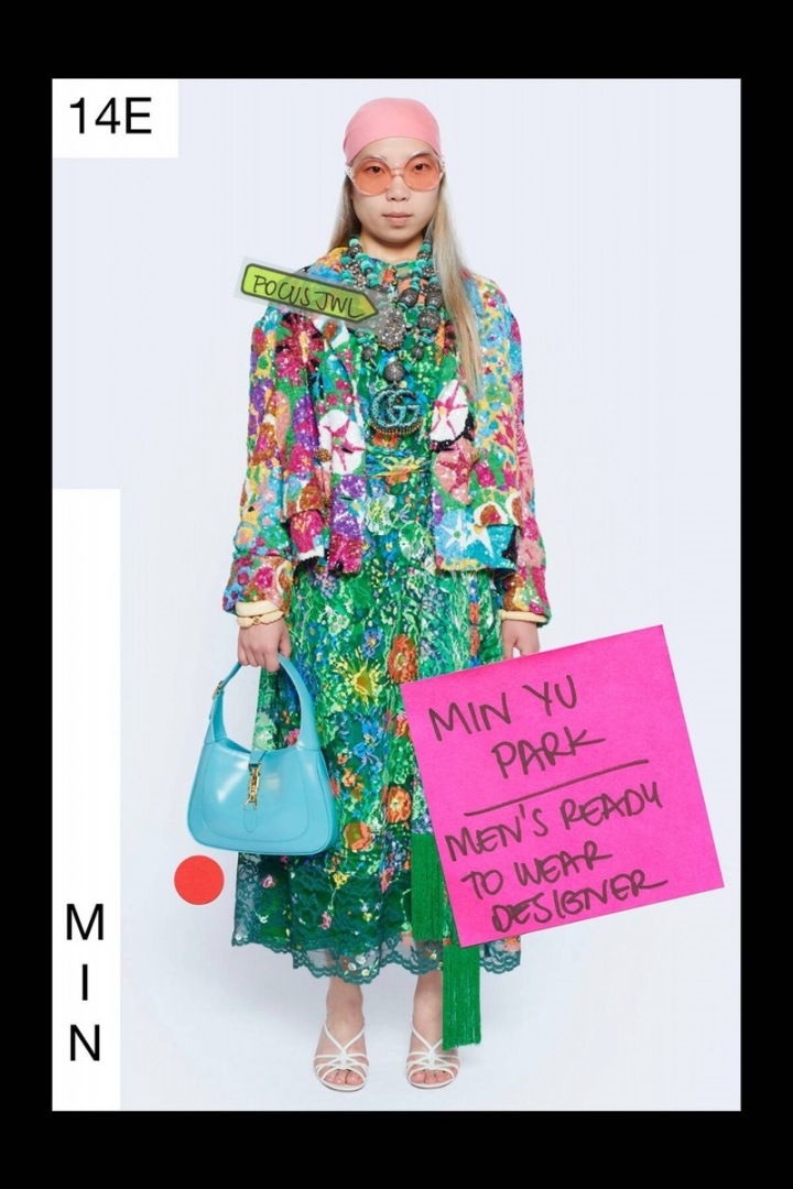 Žena v květinových šatech Gucci Resort 2021 Žena v květinových šatech Gucci Resort 2021