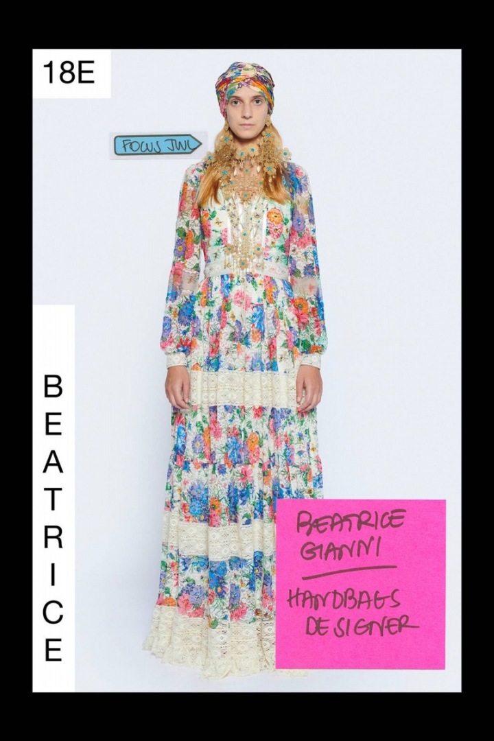 Žena v květinových šatech Gucci Resort 2021