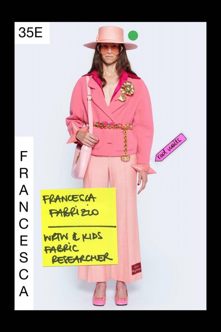 Žena v růžovém modelu Gucci Resort 2021 Žena v růžovém modelu Gucci Resort 2021