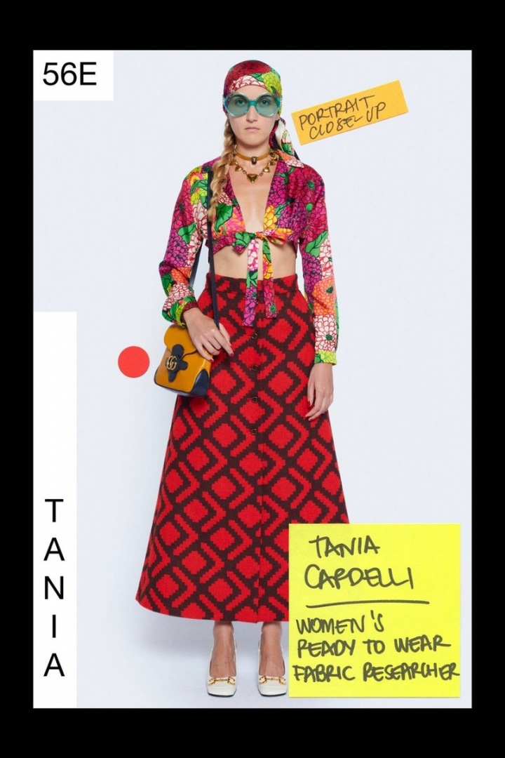 Žena v květinovém topu a červené sukni Gucci Resort 2021 Žena v květinovém topu a červené sukni Gucci Resort 2021