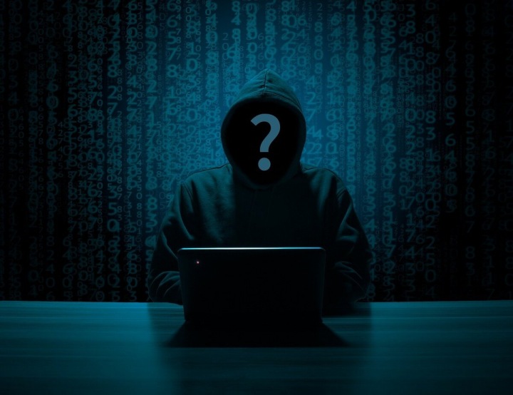 Muž bez známé identity za notebookem Muž bez známé identity za notebookem