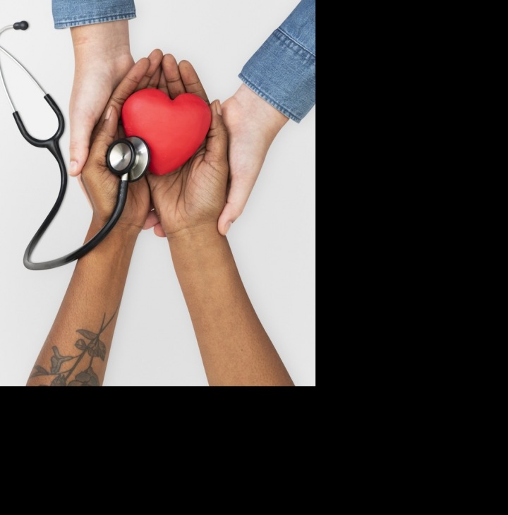 Na obrázku jsou ruce odlišných etnik