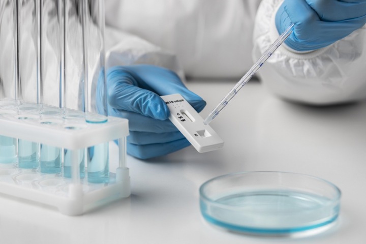 Koronavirus je na ústupu, problém tu ale stále přetrvává Koronavirus je na ústupu, problém tu ale stále přetrvává