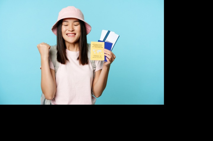 Dívka s covid pasem jako jedna z podmínek cesty na dovolenou
