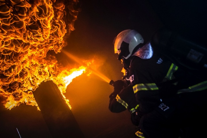 Hasič hasí velký požár
