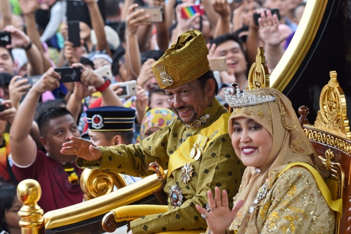 Brunejský sultán Hassanal Bolkiah a královna Saleha