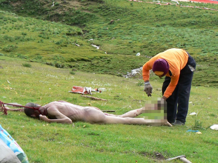 Tělo připravované na nebeský pohřeb