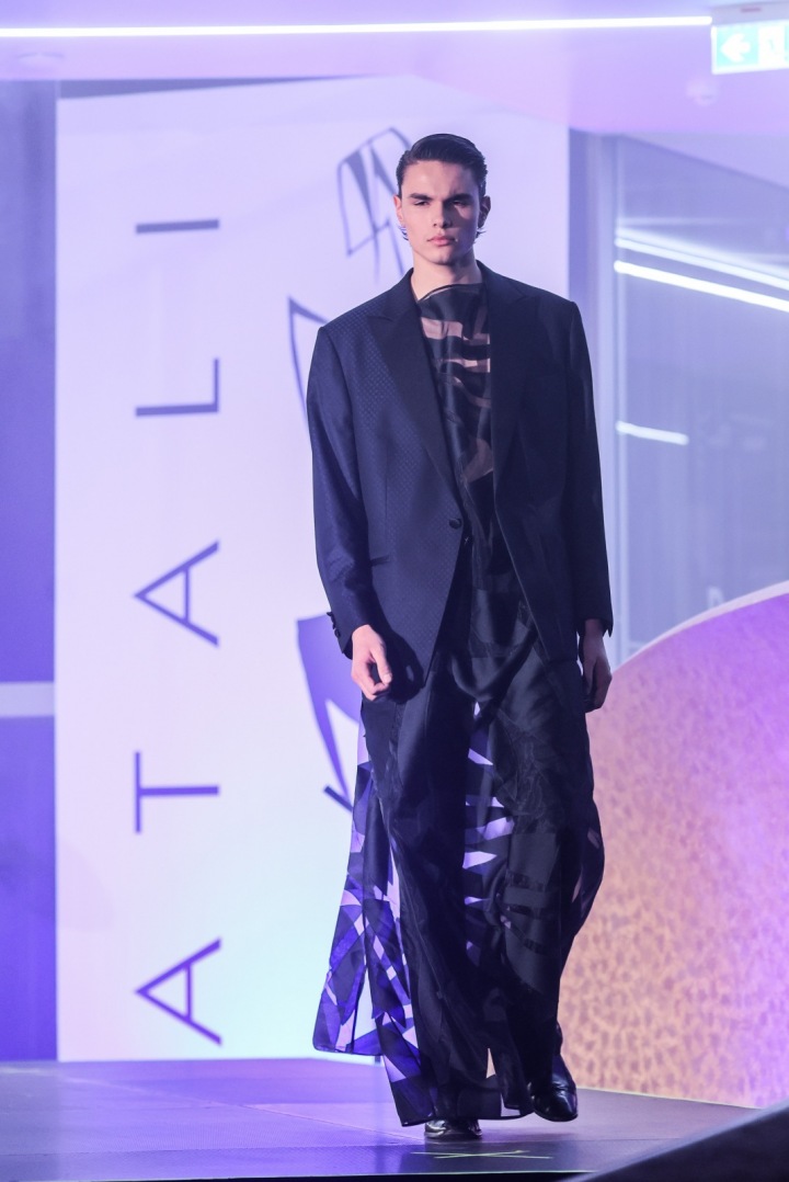 Model v šatech a saku od Natali Ruden