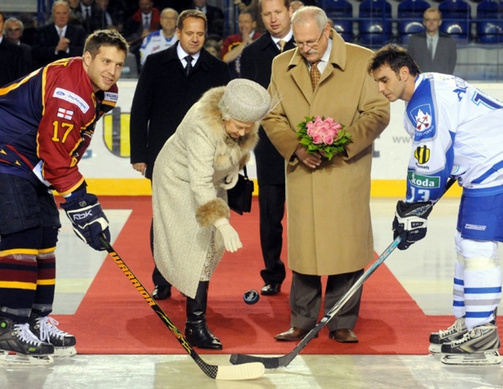 Královna Alžběta II. hází buly 