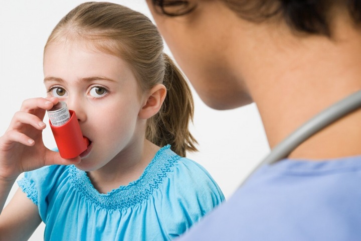Holčička držící inhalátor Holčička držící inhalátor