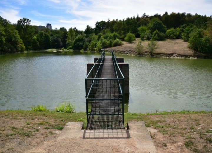 Hostivařská přehrada nabízí možnost relaxu.