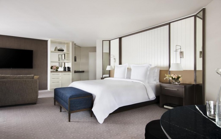 Hotel Four Seasons v Sydney. Hotel Four Seasons v Sydney.