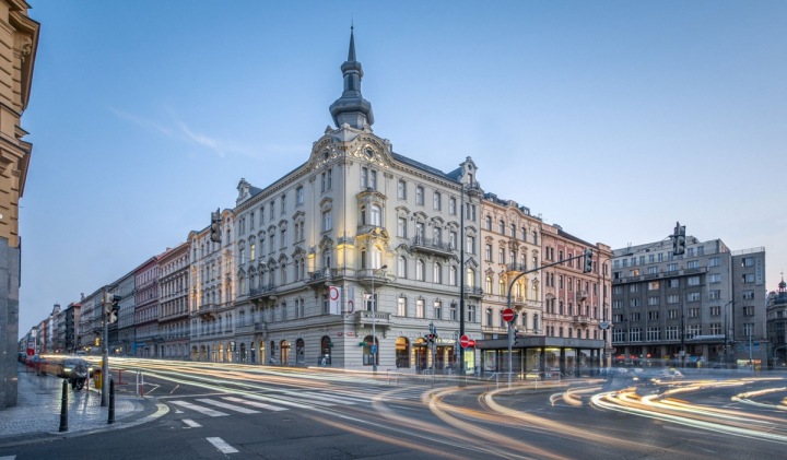 Hotel na rušné křižovatce u I.P. Pavlova.