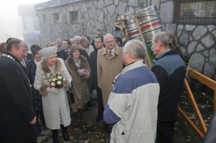 Britská královna Alžběta II. před chatou na Hrebienku.