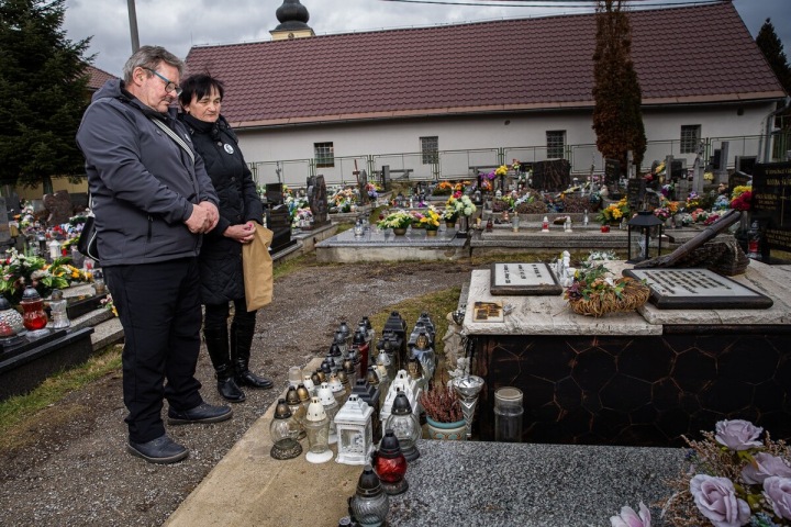 Rodiče Jána Kuciaka na hřbitově Rodiče Jána Kuciaka na hřbitově