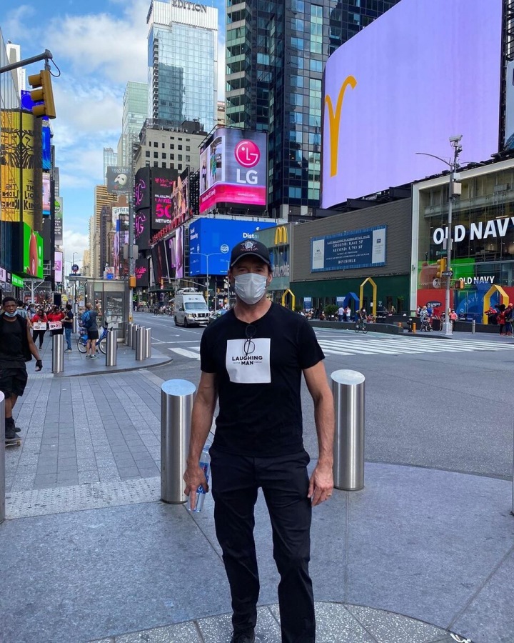 Hugh Jackman s rouškou Hugh Jackman s rouškou