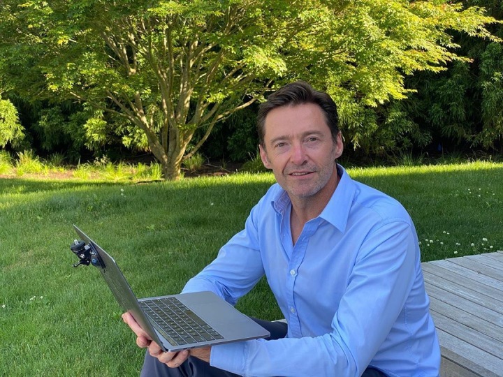 Hugh Jackman v modré košili Hugh Jackman v modré košili