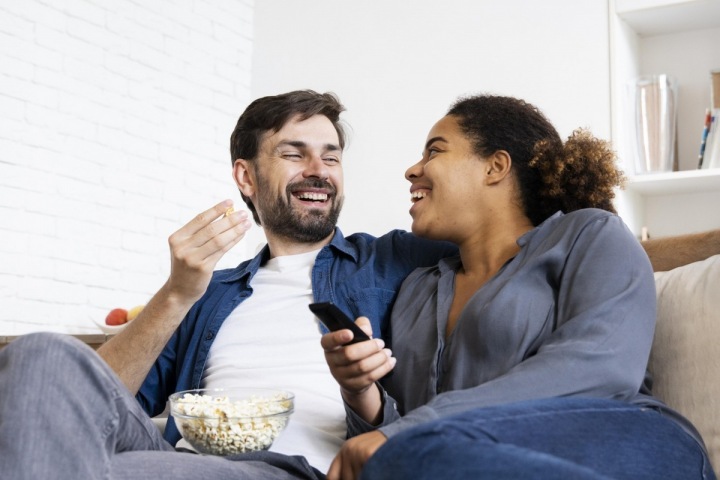 Na obrázku je smíšený pár