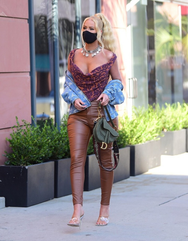 Iggy Azalea i kabelkou Dior. Iggy Azalea i kabelkou Dior.