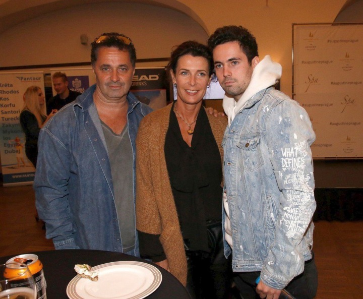 Ve společnosti rodičů je Matěj Dejdar rád.