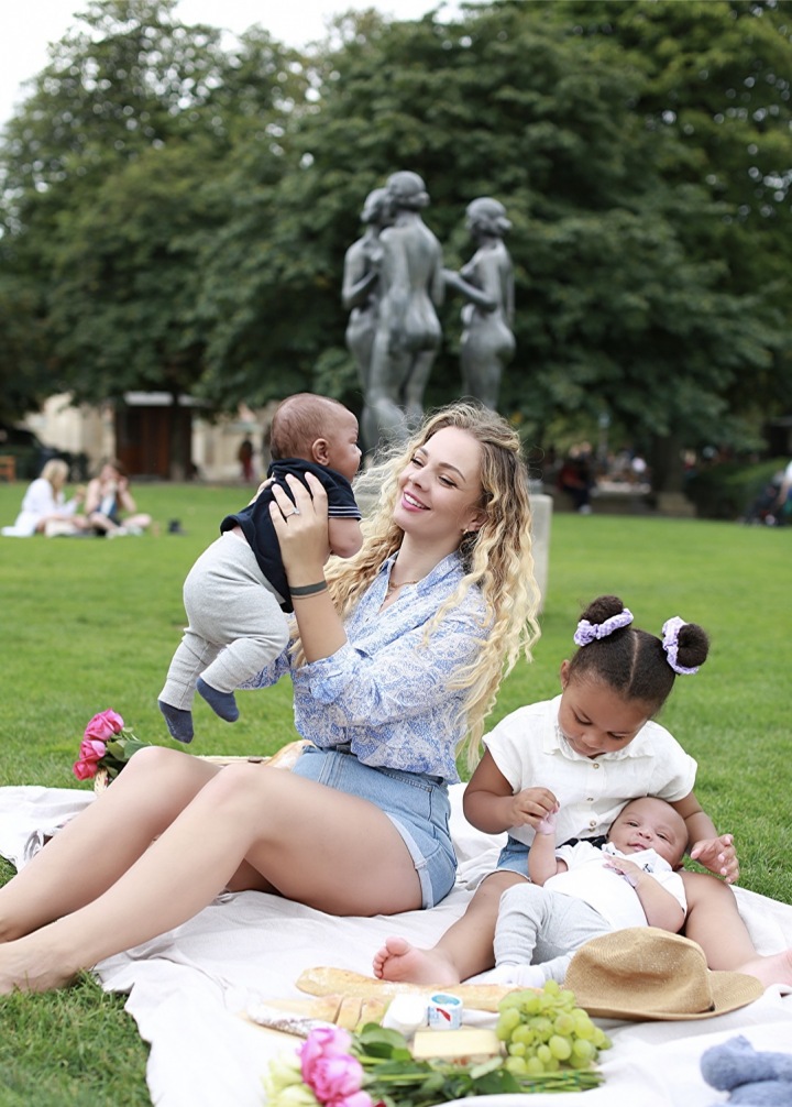 Simona se svými dětmi v Paříži Simona se svými dětmi v Paříži