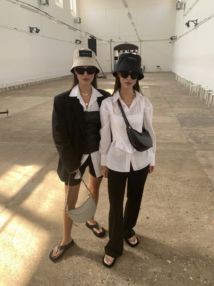 Dvojčata své outfity nakombinovala do černo-bílé