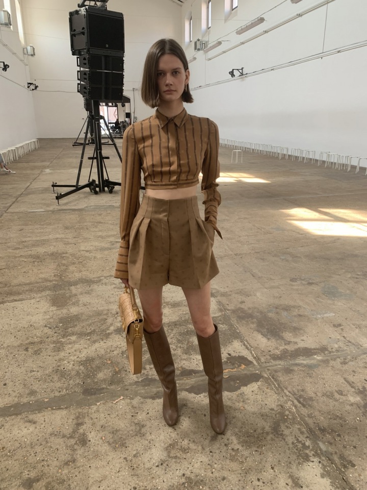 Slečna zvolila odstíny hnědé 