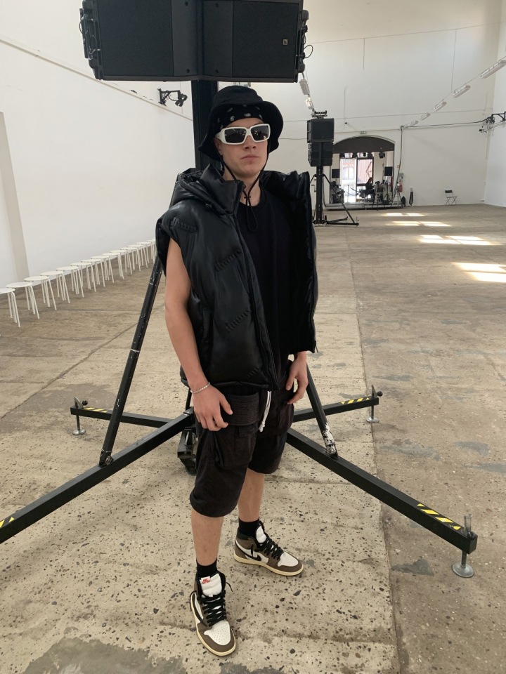 Někdo zvolil i celo černý outfit 