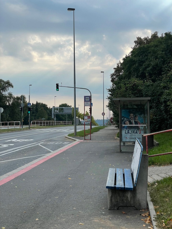 Evropská - lavička na zastávce MHD a "polepy"