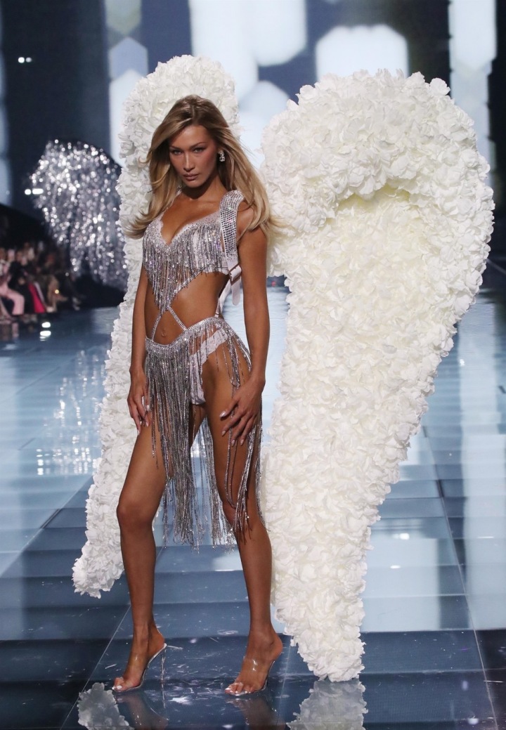 Bella Hadid uzavírá celou přehlídku