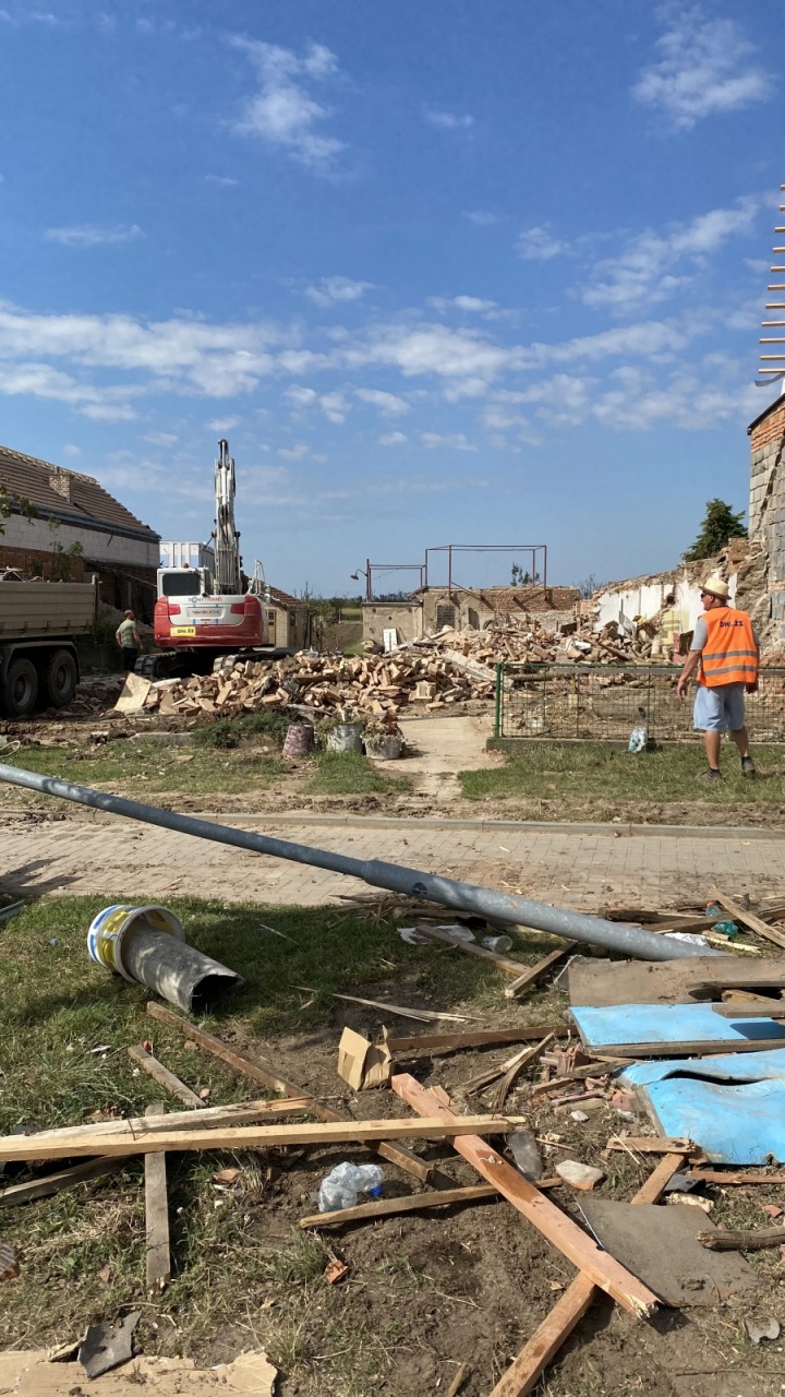 Zbořené domy, které znovu pomáhají stavět dobrovolníci