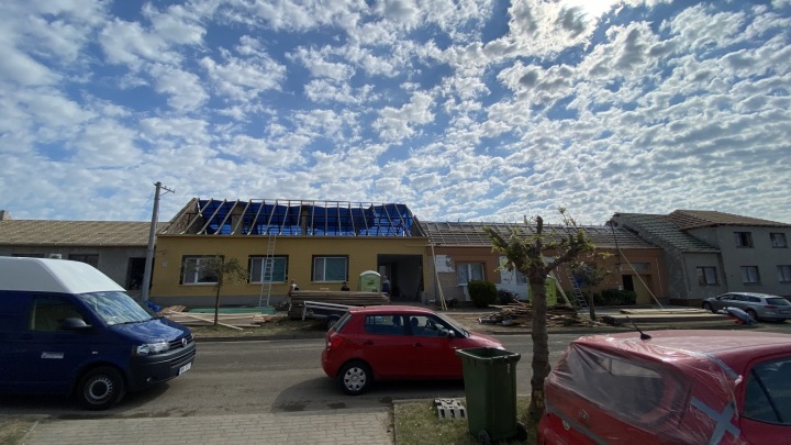 Obec Hrušky dostává novou podobu, stavějí se nové střechy