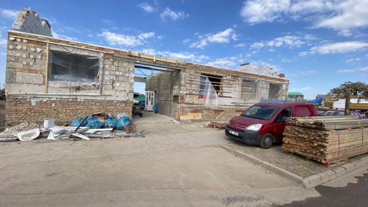 Obec Hrušky dostává novou podobu, stavějí se nové domy na místě těch, co musely být strženy