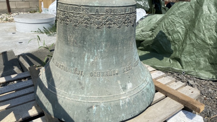 Zvon z kostelní věže